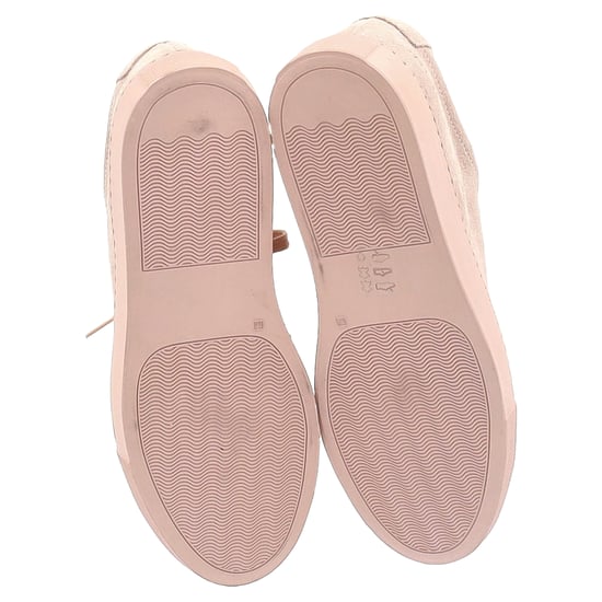 Kvinna från Common Projects Achilles Sneakers i rosa mocka - Image 6