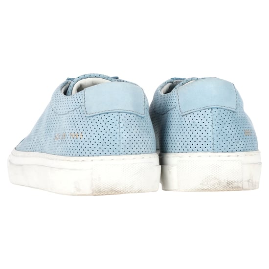 Kvinna från Common Projects Perforerade Achilles Sneakers i ljusblå mocka - Image 5