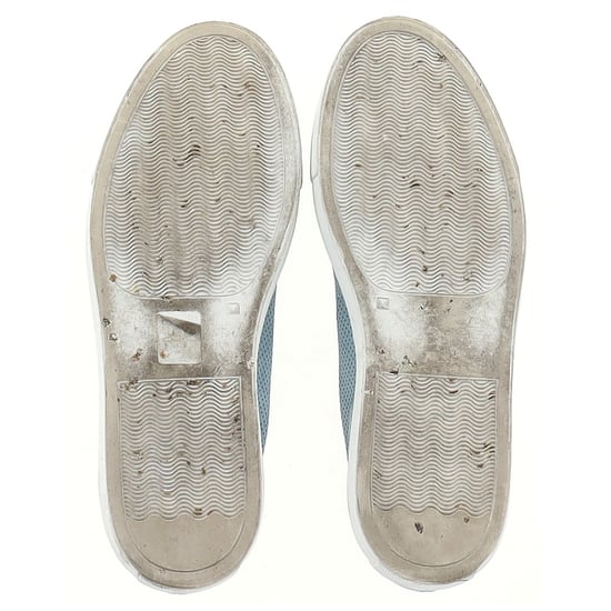 Kvinna från Common Projects Perforerade Achilles Sneakers i ljusblå mocka - Image 6