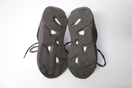 Yeezy Boost 700 V2 Vanta i svart gummi - Image 5