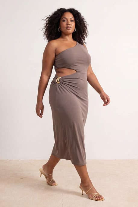 Trendyol Curve Dam Beige Enfärgad Midi Ärmlös Bodycon Plus size Klänning - Image 6