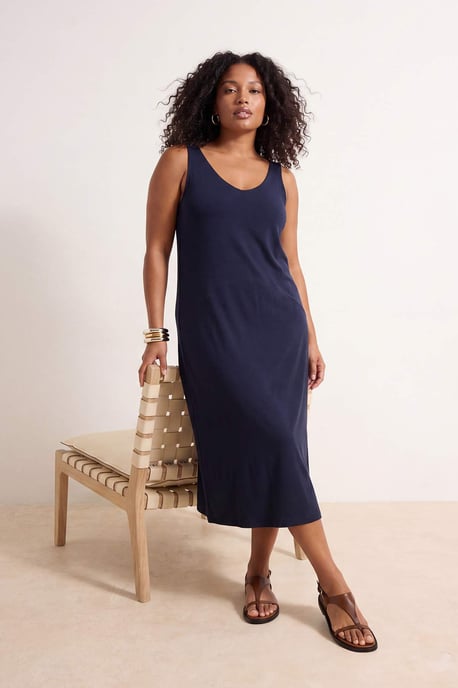 Trendyol Curve Dam Grå Enfärgad Midi Ärmlös Casual Rak Plus size Klänning - Image 3