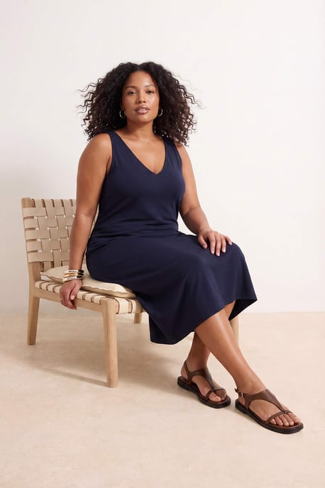 Trendyol Curve Dam Grå Enfärgad Midi Ärmlös Casual Rak Plus size Klänning - Image 6