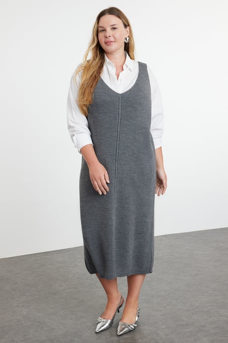 Trendyol Curve Dam Grå Enfärgad Midi Ärmlös Casual Rak Plus size Klänning - Image 2