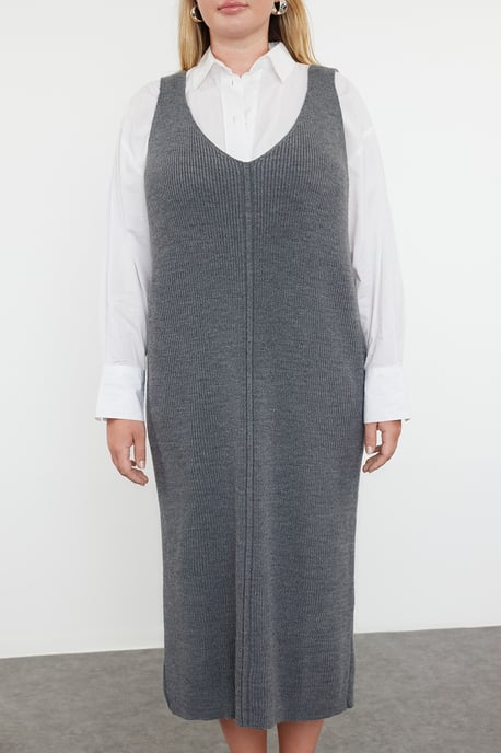 Trendyol Curve Dam Grå Enfärgad Midi Ärmlös Casual Rak Plus size Klänning - Image 3