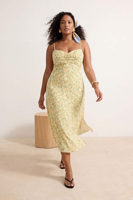 Trendyol Curve Dam Gul Blommig Midi Ärmlös Casual A-linje Plus size Klänning - Image 1