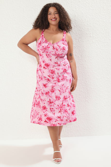 Trendyol Curve Dam Rosa Blommig Midi Ärmlös Casual A-linje Plus size Klänning - Image 6