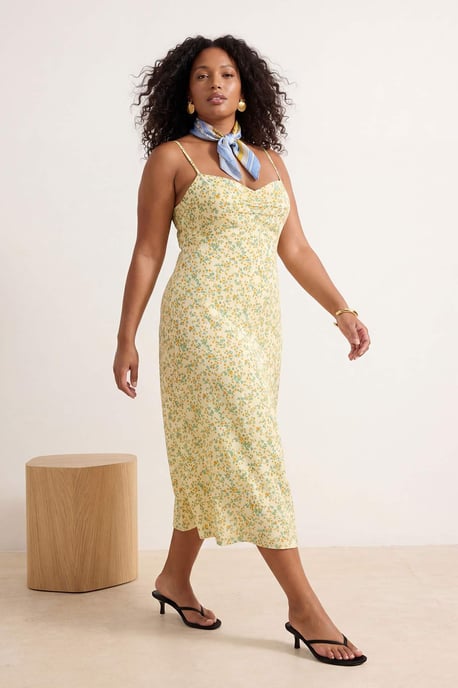 Trendyol Curve Dam Gul Blommig Midi Ärmlös Casual A-linje Plus size Klänning - Image 6