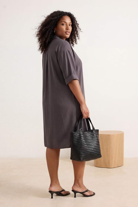 Trendyol Curve Dam Brun Enfärgad Midi Ärmlös Casual Skjortklänning Plus size Klänning - Image 2