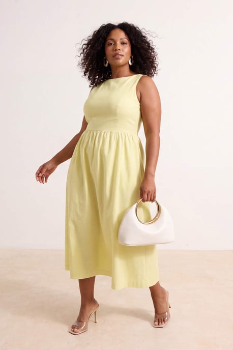 Trendyol Curve Dam Gul Enfärgad Midi Ärmlös A-linje Plus size Klänning - Image 1