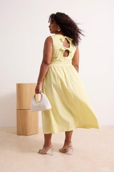Trendyol Curve Dam Gul Enfärgad Midi Ärmlös A-linje Plus size Klänning - Image 2