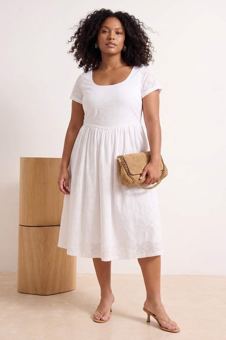 Trendyol Curve Dam Vit Enfärgad Midi Kort A-linje Plus size Klänning - Image 1