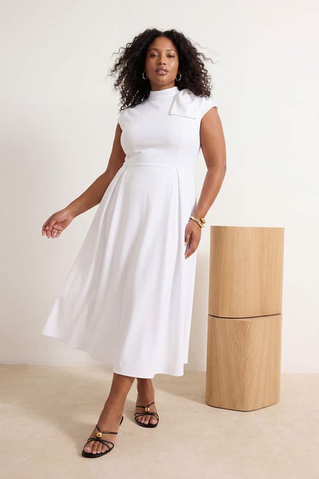 Trendyol Curve Dam Vit Enfärgad Midi Kort Fest Skater Plus size Klänning - Image 1