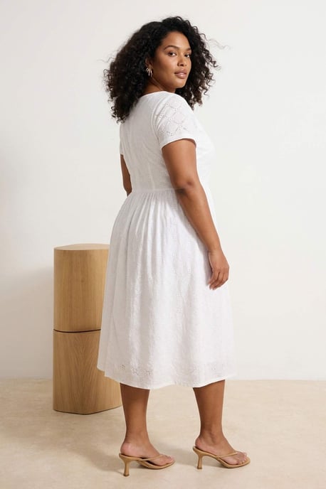 Trendyol Curve Dam Vit Enfärgad Midi Kort A-linje Plus size Klänning - Image 2