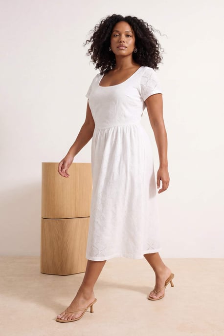 Trendyol Curve Dam Vit Enfärgad Midi Kort A-linje Plus size Klänning - Image 6