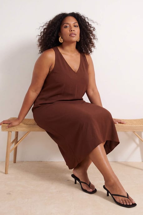 Trendyol Curve Dam Brun Enfärgad Midi Ärmlös Casual A-linje Plus size Klänning - Image 1