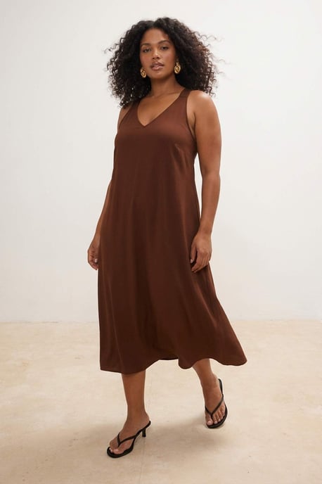 Trendyol Curve Dam Brun Enfärgad Midi Ärmlös Casual A-linje Plus size Klänning - Image 6
