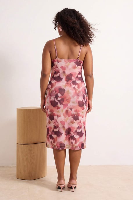 Trendyol Curve Dam Rosa Blommig Midi Ärmlös Rak Plus size Klänning - Image 3
