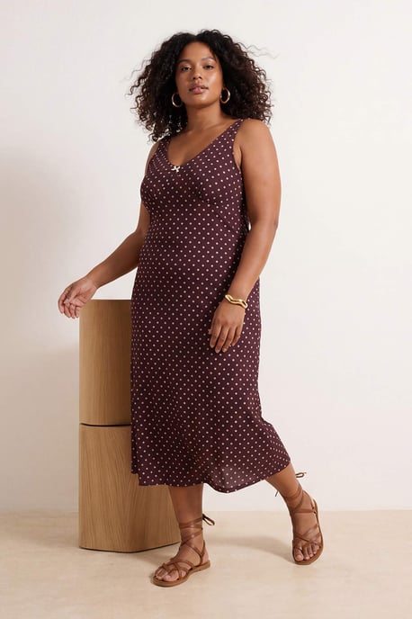 Trendyol Curve Dam Brun Prickig Midi Ärmlös Casual A-linje Plus size Klänning - Image 6