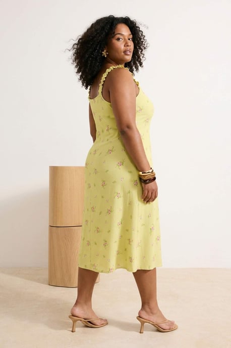 Trendyol Curve Dam Gul Blommig Midi Ärmlös Casual A-linje Plus size Klänning - Image 2