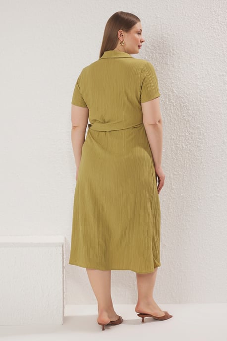 Trendyol Curve Dam Khaki Enfärgad Midi Lång Casual Skjortklänning Plus size Klänning - Image 3