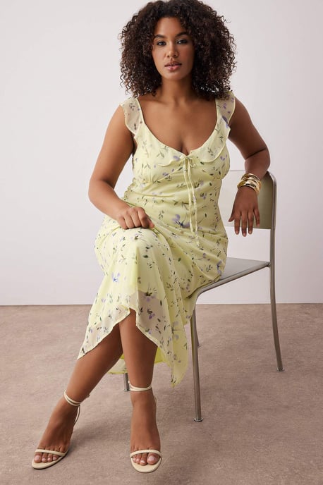 Trendyol Curve Dam Gul Blommig Midi Ärmlös Casual A-linje Plus size Klänning - Image 1