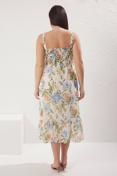 Trendyol Curve Dam Ecru Blommig Midi Ärmlös Casual A-linje Plus size Klänning - Image 3