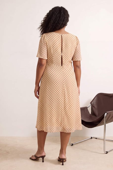 Trendyol Curve Dam Ecru Djurmönster Midi Kort Casual A-linje Plus size Klänning - Image 2