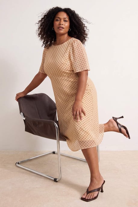 Trendyol Curve Dam Ecru Djurmönster Midi Kort Casual A-linje Plus size Klänning - Image 6