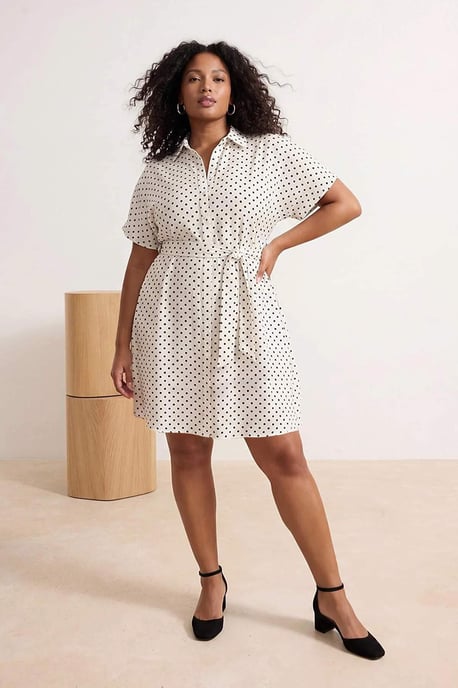 Trendyol Curve Dam Ecru Prickig Midi Kort Casual Skater Plus size Klänning - Image 1