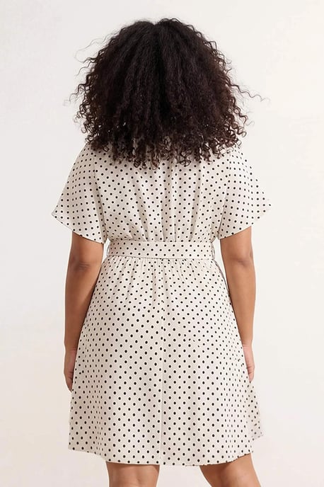 Trendyol Curve Dam Ecru Prickig Midi Kort Casual Skater Plus size Klänning - Image 2