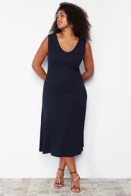 Trendyol Curve Dames Donkerblauw Effen Midi Mouwloos Casual A-lijn Grote maten Jurk - Image 2