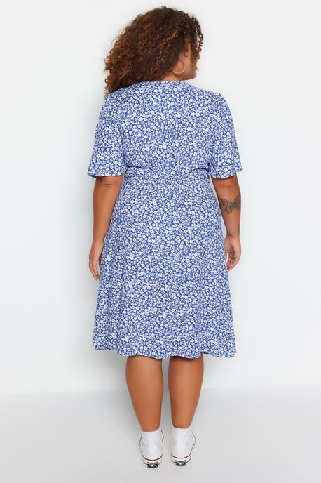 Trendyol Curve Dam Mörkblå Blommig Midi Kort Casual Skjortklänning Plus size Klänning - Image 5