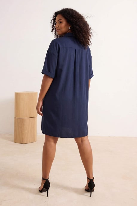 Trendyol Curve Dam Mörkblå Enfärgad Midi Ärmlös Casual Skjortklänning Plus size Klänning - Image 2