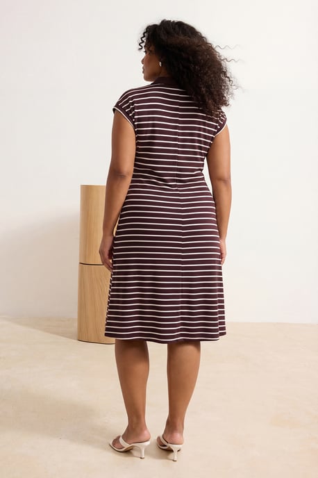 Trendyol Curve Dam Vinröd Randig Midi Kort Casual A-linje Plus size Klänning - Image 5