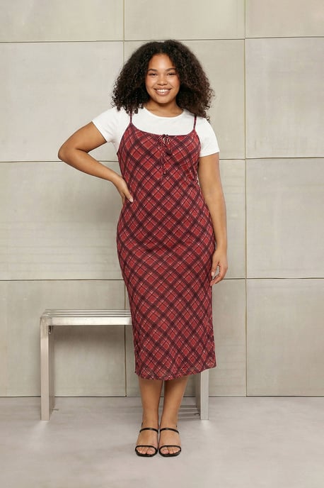 Trendyol Curve Dam Röd Rutig Midi Ärmlös Casual A-linje Plus size Klänning - Image 6