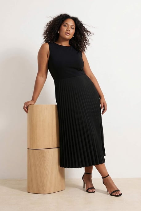 Trendyol Curve Dam Svart Enfärgad Midi Ärmlös Casual A-linje Plus size Klänning - Image 1