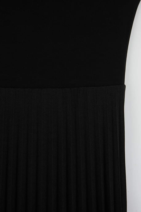 Trendyol Curve Dam Svart Enfärgad Midi Ärmlös Casual A-linje Plus size Klänning - Image 4