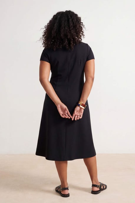 Trendyol Curve Dam Svart Enfärgad Midi Kort Casual A-linje Plus size Klänning - Image 2