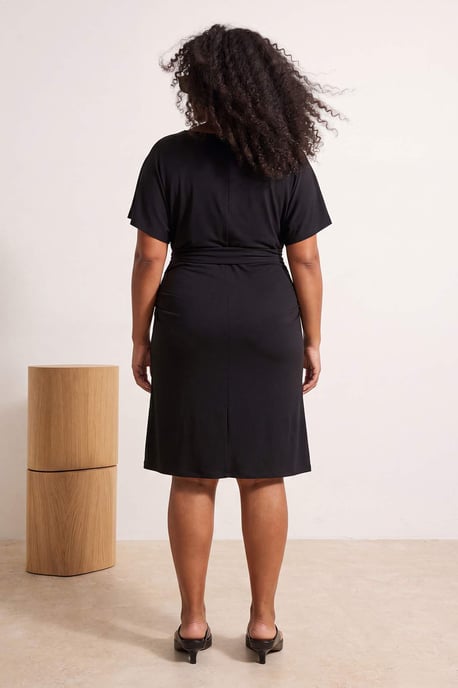 Trendyol Curve Dam Svart Enfärgad Midi Kort Bodycon Plus size Klänning - Image 2