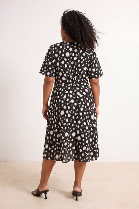 Trendyol Curve Dam Svart Blommig Midi Kort Casual Skjortklänning Plus size Klänning - Image 2