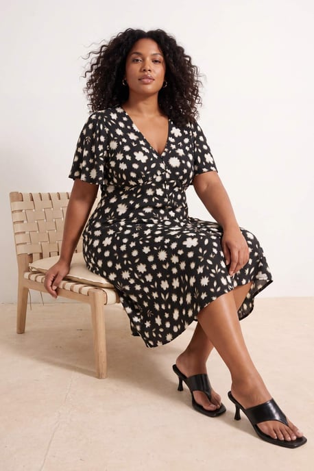 Trendyol Curve Dam Svart Blommig Midi Kort Casual Skjortklänning Plus size Klänning - Image 6
