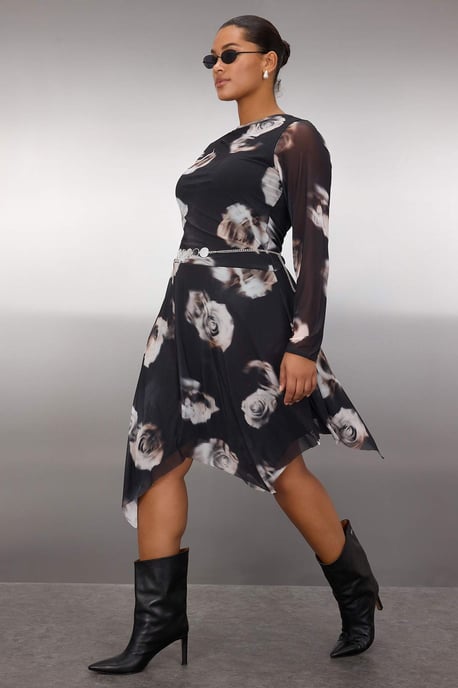 Trendyol Curve Dam Svart Blommig Midi Lång Casual Asymmetrisk Plus size Klänning - Image 1