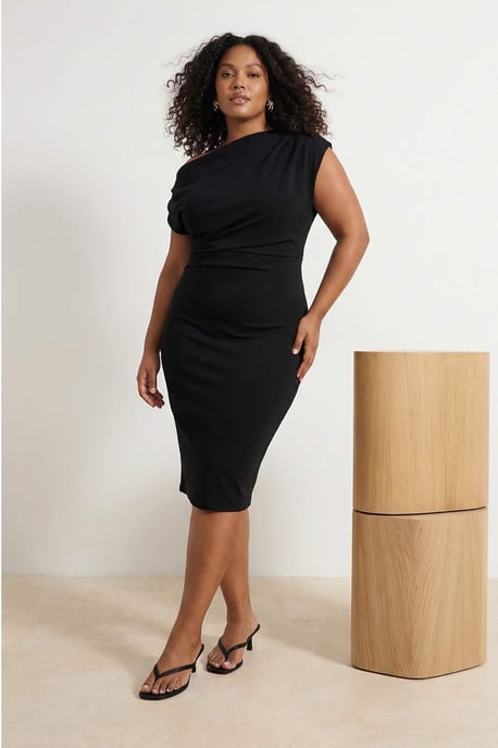Trendyol Curve Dam Svart Enfärgad Midi Ärmlös Casual Bodycon Plus size Klänning - Image 1