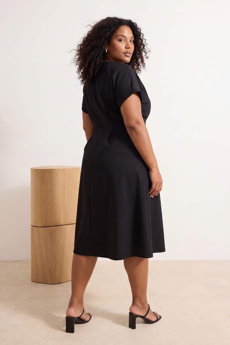 Trendyol Curve Dam Svart Enfärgad Midi Kort Casual A-linje Plus size Klänning - Image 6
