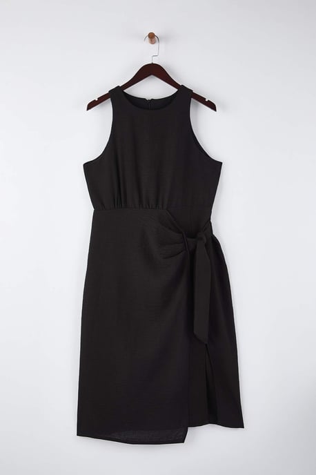 Trendyol Curve Dam Svart Enfärgad Midi Ärmlös Fest A-linje Plus size Klänning - Image 4