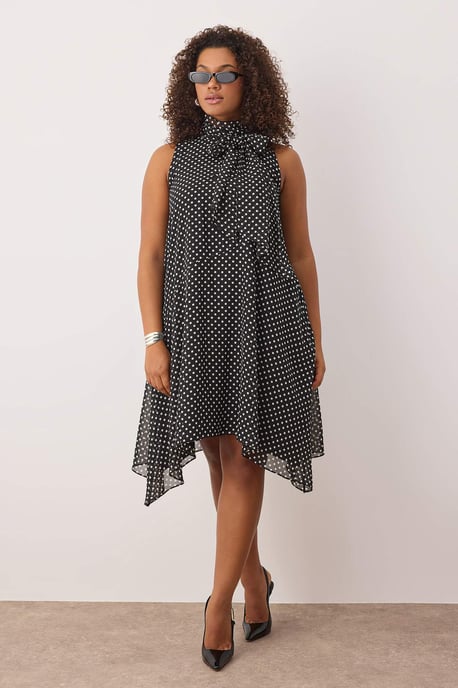 Trendyol Curve Dam Svart Prickig Midi Ärmlös Casual A-linje Plus size Klänning - Image 5