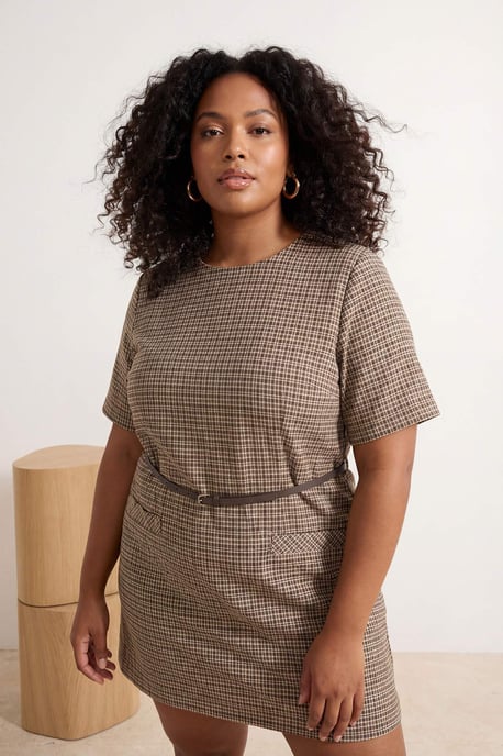 Trendyol Curve Dam Beige Rutig Kort / Mini Kort A-linje Plus size Klänning - Image 2