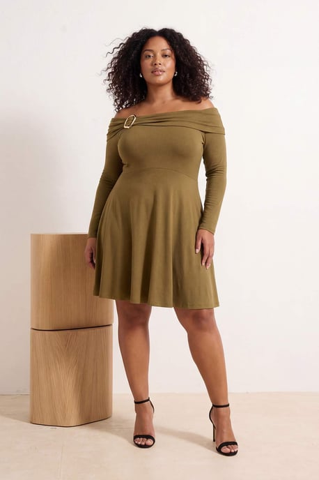 Trendyol Curve Dam Grön Enfärgad Kort / Mini Lång Casual Skater Plus size Klänning - Image 1