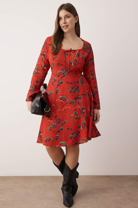 Trendyol Curve Dam Vinröd Blommig Kort / Mini Lång Casual A-linje Plus size Klänning - Image 1